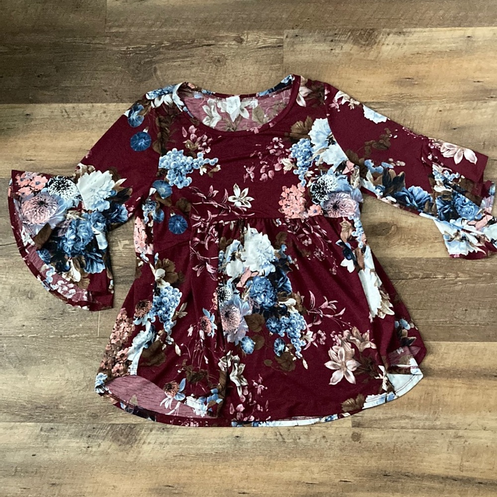 Women’s top with babydoll fit and ruffle sleeves